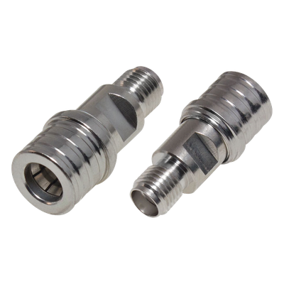 Adaptador en Línea de Bajo PIM, de Conector QMA (Quick Mate) Macho a SMA Hembra, Bronce Blanco/ Oro/ Teflón.