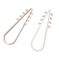 Bolsa con 100 clips sujetadores de plástico para cables de 11 a 19 mm. Ideales para instalaciones en pared, brindan sujeción firme y segura.