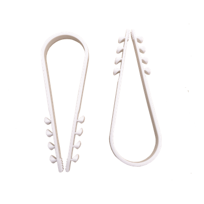 Bolsa con 100 clips sujetadores de plástico para cables de 19 a 25 mm. Ideales para instalaciones en pared, brindan sujeción firme y segura.