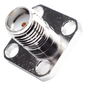 Conector SMA Hembra, Montaje de Panel Cuadrado, 4 Perforaciones, Soldable, Niquel/ Oro/ Teflón.