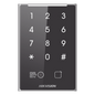 Lector de Tarjetas PROX EM y de Códigos QR / Teclado para Contraseña / Compatible con Controladores DSK2600 Series Hikvision / Comunicación RS485 y WIEGAND / IP65