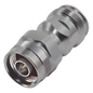 Adaptador en Línea de Conector 4.3-10 Hembra a N Macho, Bronce Blanco/ Plata/ Teflón.